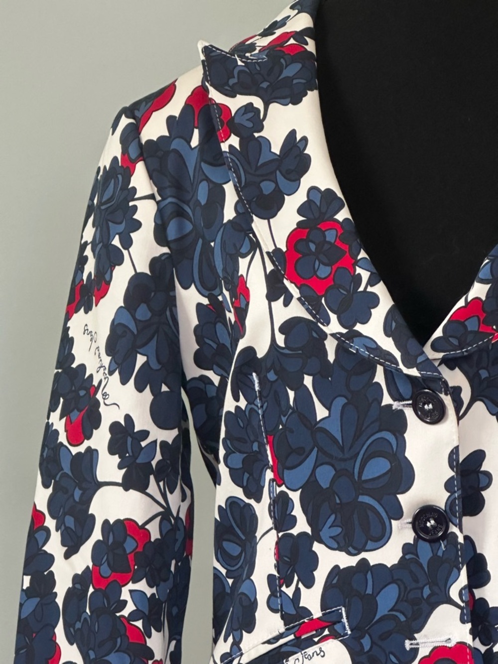 Chic Vintage Moschino Jeans White Cotton Blazer with Navy and Red Floral Print - Picture 7 of 16